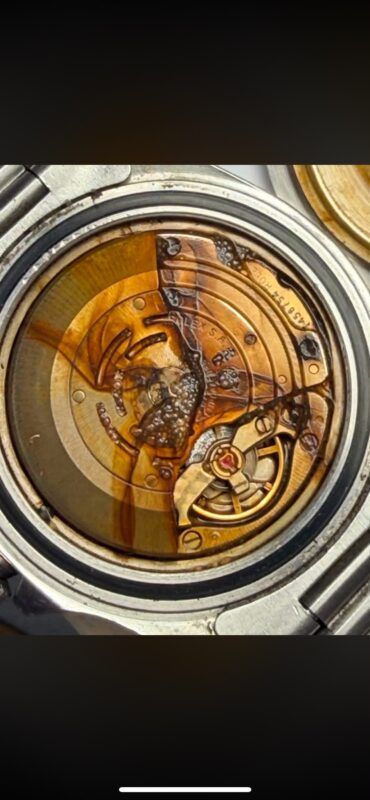 Movimento orologio arrugginito per mancanza di tenuta all'acqua